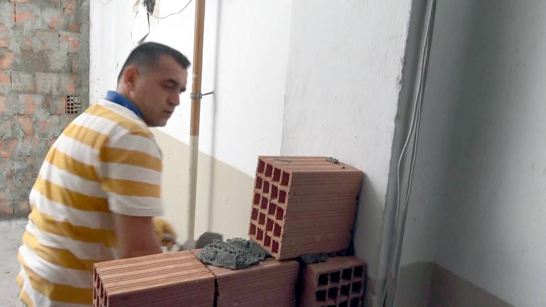 Mahallelinin şikayetçi olduğu gizemli binaya belediyeden 'tuğlalı' önlem 8